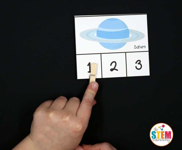 Awesome outer space clip cards! I love that it's a science and math activity in one. Perfect for preschool or kindergarten.